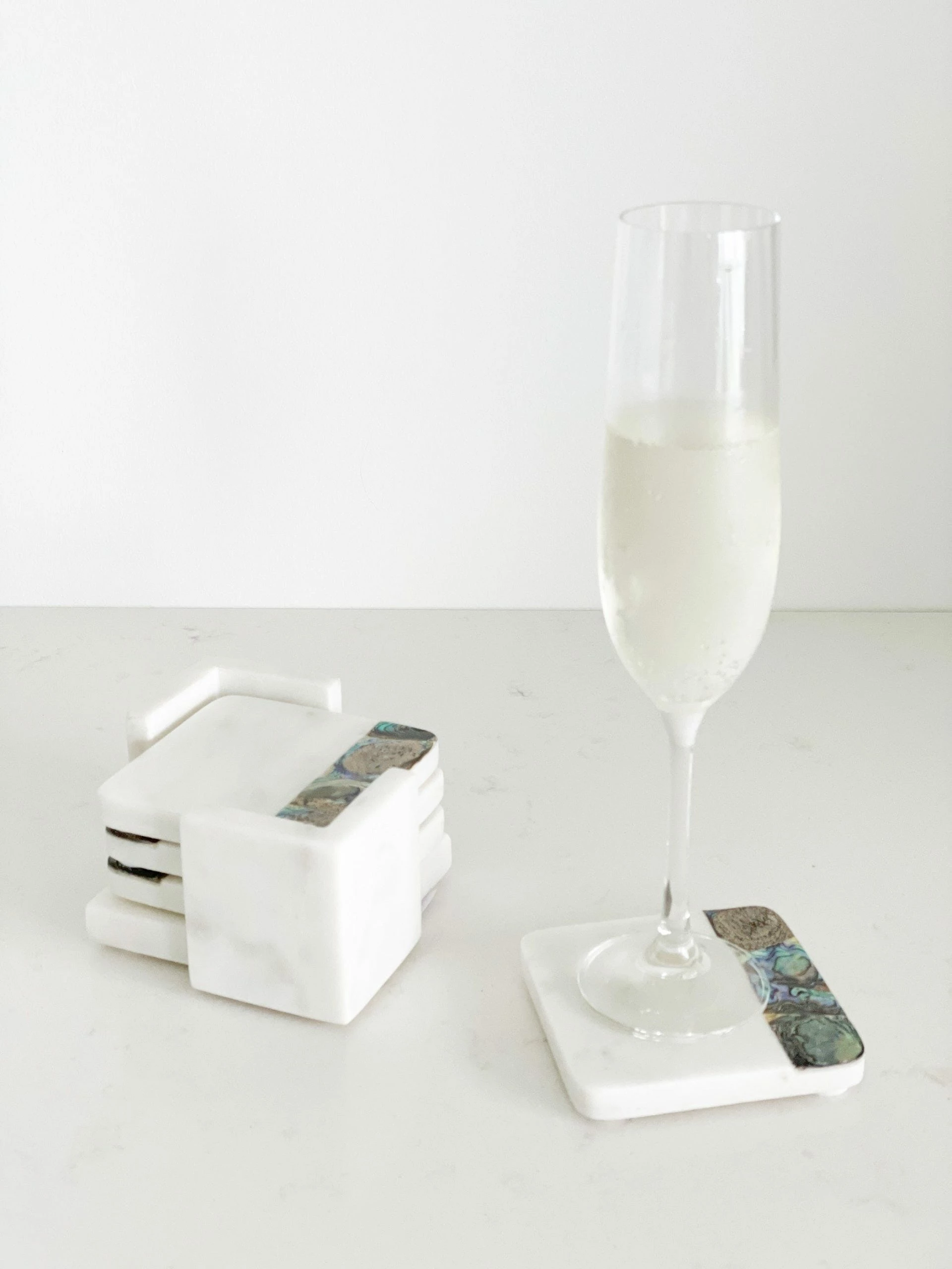 Anaya Home Rainbow Mother Of Pearl White Marble Coasters With Holder, Set Of 4 4 Anaya Home Rainbow Mother Of Pearl White Marble Coasters With Holder, Set Of 4 – Bild 2