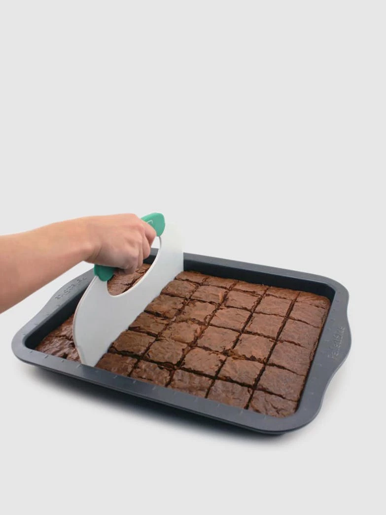 BergHOFF Perfect Slice 2PC 14" Cookie Sheet With Slicing Tool 4 BergHOFF Perfect Slice 2PC 14" Cookie Sheet With Slicing Tool – Bild 2